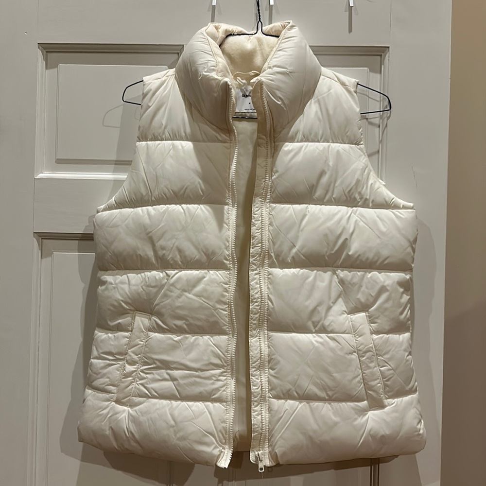 Cream bubble vest brand new tag still on size Medium Old Navy